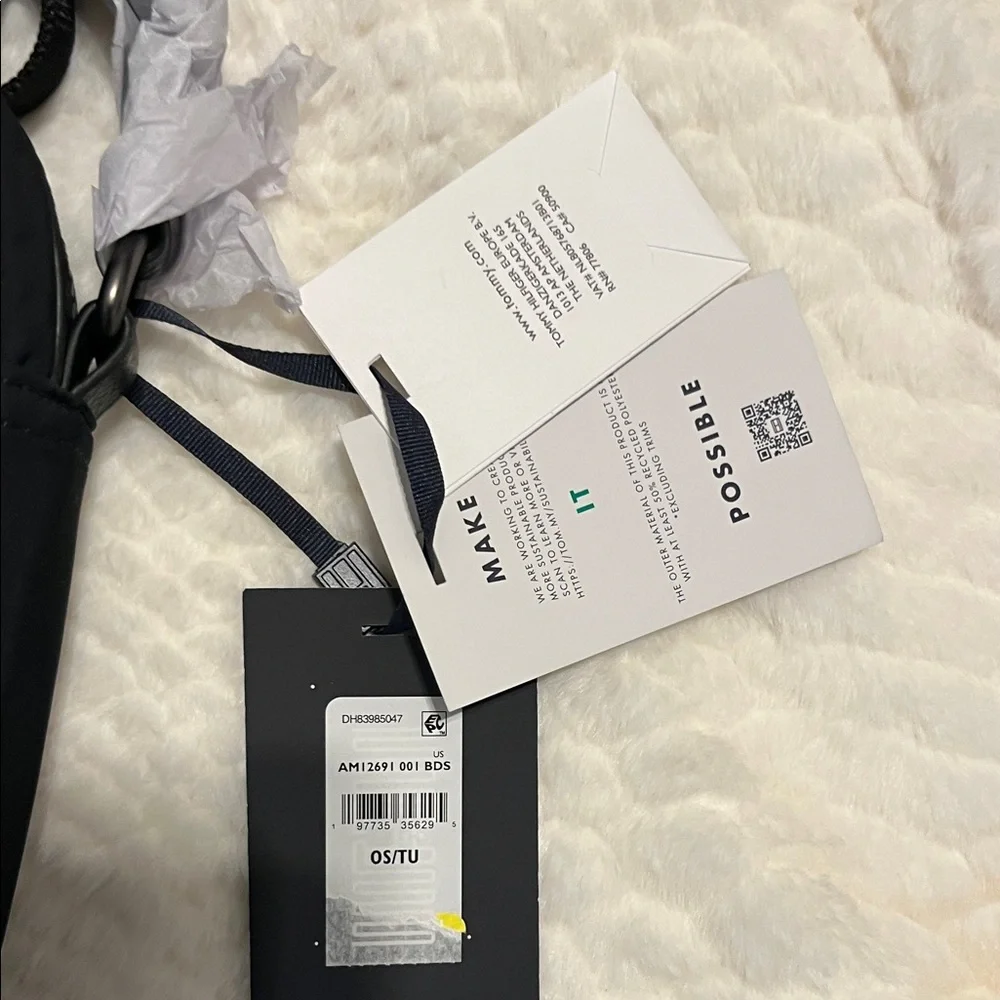 Tommy Hilfiger Lightweight Classic Black Messenger Bag - Picture 3 of 6